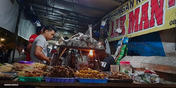 Amidst the myriad angkringan options in Yogyakarta, Angkringan Joss Lik Man stands as the venerable pioneer. A pilgrimage for both locals and tourists alike, this legendary spot beckons with its iconic Kopi Joss—coffee with a twist, where caffeine's bold character is mellowed through the enchantment of charcoal