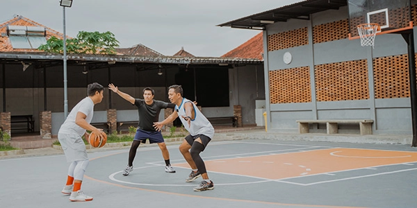 Beraktivitas fisik sudah menjadi ide hangout bareng teman yang umum dilakukan, terlebih dalam pertemanan antar pria. Jenisnya pun beragam, mulai dari futsal, berenang, go-kart atau basket