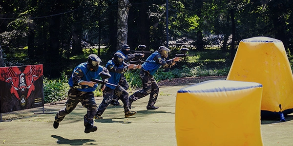 Bermain paintball merupakan ide hangout bareng teman yang cukup ramai peminat. Selain seru, paintball bisa melatih penyusunan strategi dan kemampuan bekerja sama, lho! 